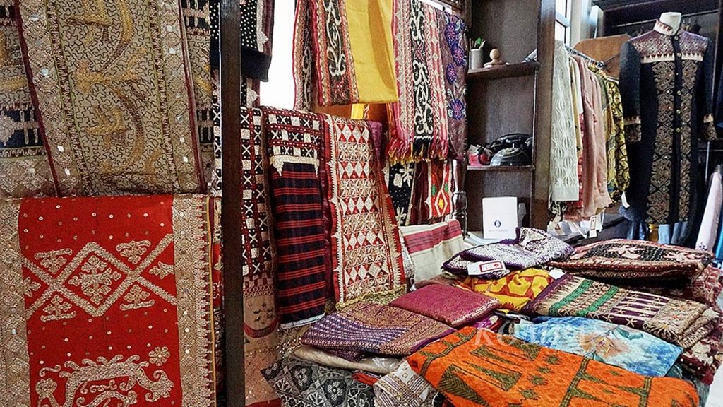 Ilustrasi. Koleksi kain tapis yang dipajang di galeri Aan Ibrahim, desainer Lampung yang mengkreasikan kain tapis menjadi pakaian modern, di Bandar Lampung.
