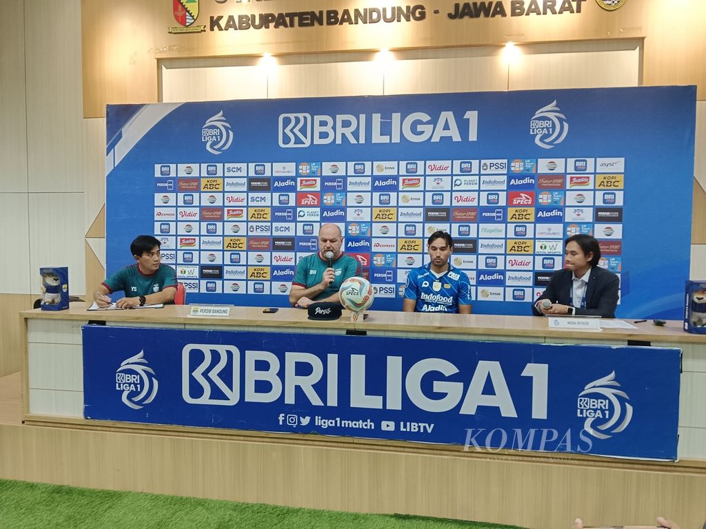 Persib Bandung coach Bojan Hodak gave a statement after the match against the away team Persebaya Surabaya in the BRI Liga 1 competition at the Si Jalak Harupat Stadium, Bandung Regency, West Java, on Saturday (20/4/2024). Persib won 3-1 in this match.