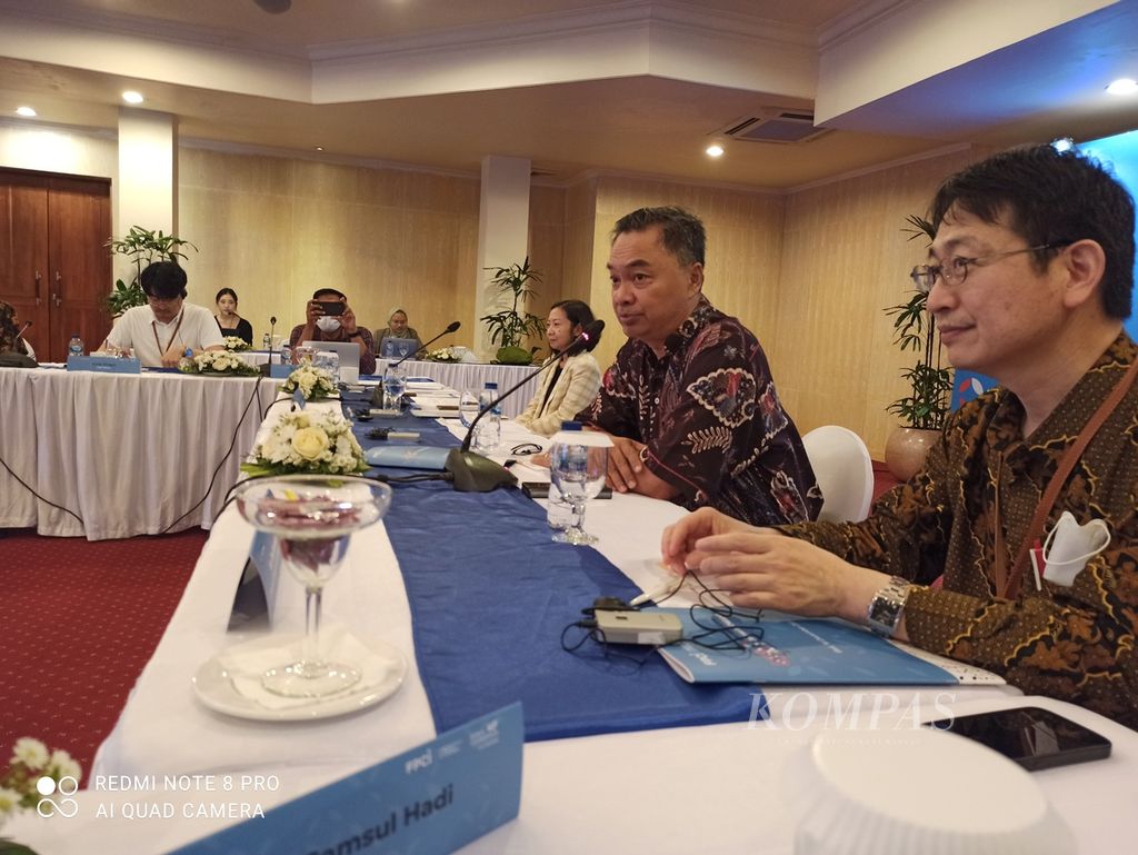 Pendiri dan Ketua Foreign Policy Community of Indonesia (FPCI) Dino Patti Djalal (kedua dari kanan) dan Direktur The Korea Foundation Choi Hyun-soo (kanan) membuka forum Dialog Jurnalis Indonesia-Korea di kawasan Seminyak, Bali, Jumat (16/12/2022). 