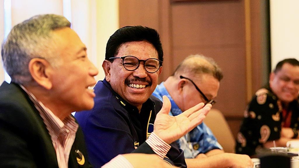 Sekjen DPP Partai Nasdem Johnny G Plate (kedua dari kiri) didampingi Taufik Basari (tidak terlihat), Effendy Choirie, Herman Taslim, Dedy Ramanta, Charles M (dari kiri ke kanan) berkunjung ke Redaksi <i>Kompas</i>, Jakarta, Jumat (10/11/2017).