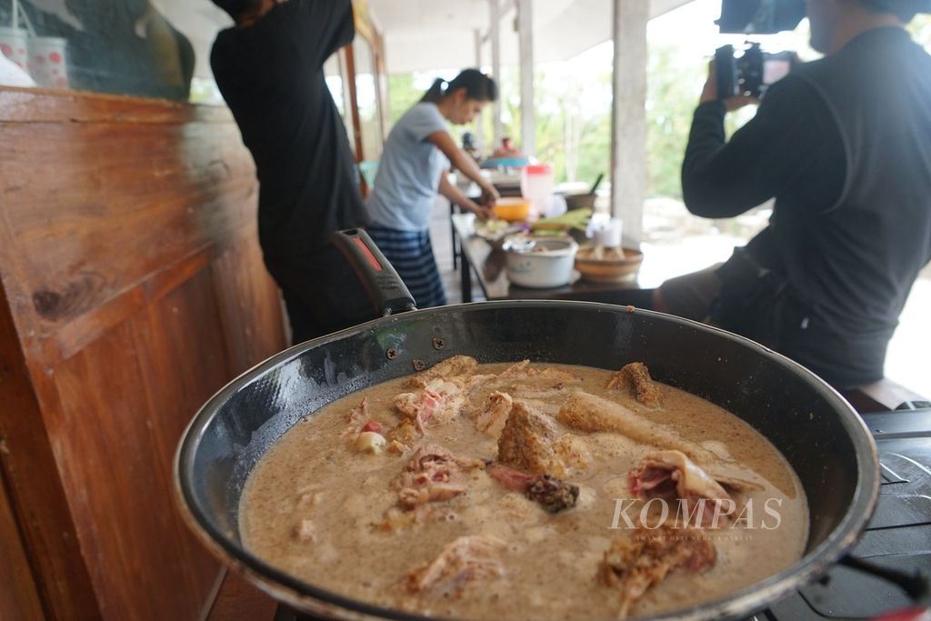 Ayam <i>nasu wolio</i>, ikan <i>dole</i>, dan berbagai masakan lainnya disajikan dalam dokumentasi Pusaka Rasa Nusantara, di Baubau, Sulawesi Tenggara, Rabu (22/11/2023). Masakan ini merupakan resep yang diturunkan selama bergenerasi dan merupakan makanan wajib dalam kegiatan adat. 