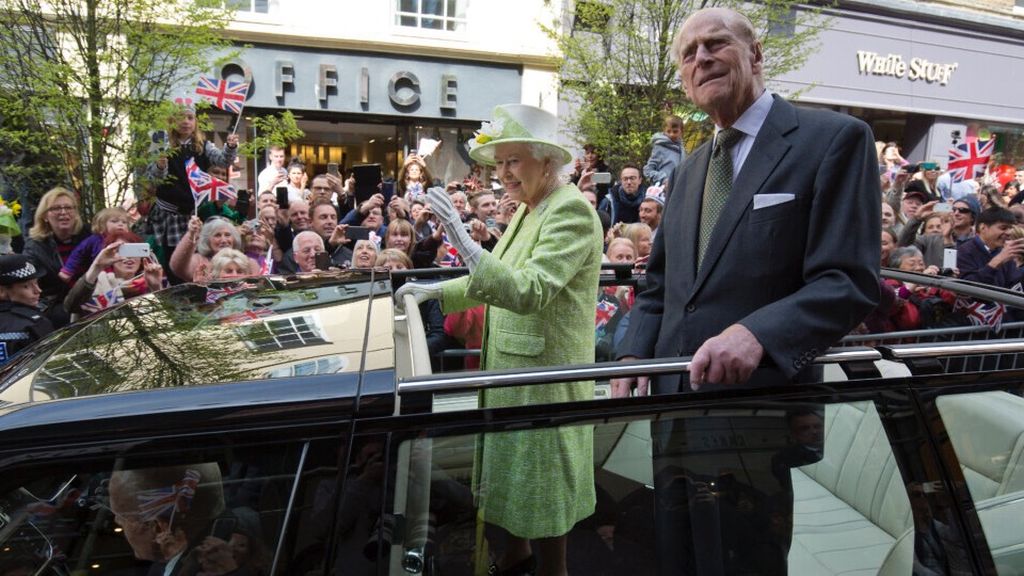 Pangerang Philip saat mendampingi Ratu Inggris Elizabeth II yang menyapa warga dalam ‘walkabout’ pada hari ulang tahunnya yang ke-90 di Windsor, sebelah barat London, pada 21 April 2016.