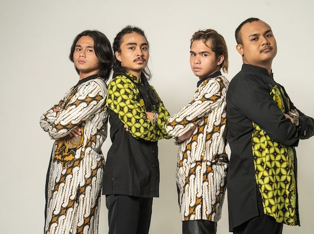 Qodir Band digawangi empat musisi muda, yaitu Deriel Sudiro, Muhammad Xaviar, Dul Jaelani, dan Axel CB
