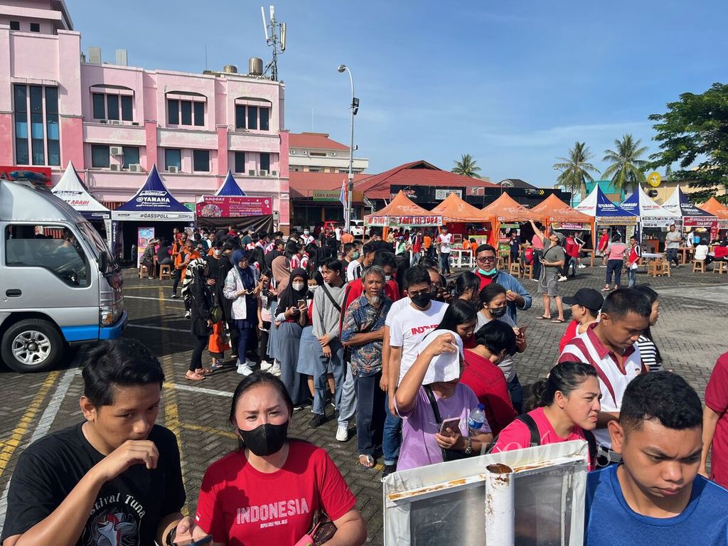 Warga mengantre untuk mendapatkan sashimi tuna dalam penyelenggaraan Festival Tuna Sulawesi Utara di Manado, Sabtu (17/9/2022). 