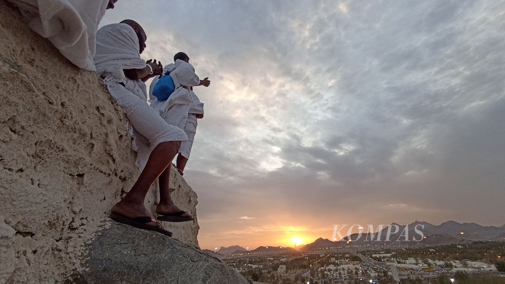 Pemandangan dari atas Jabal Rahmah di dekat Arafah, tempat wukuf di Arab Saudi, saat senja, Jumat (8/7/2022).