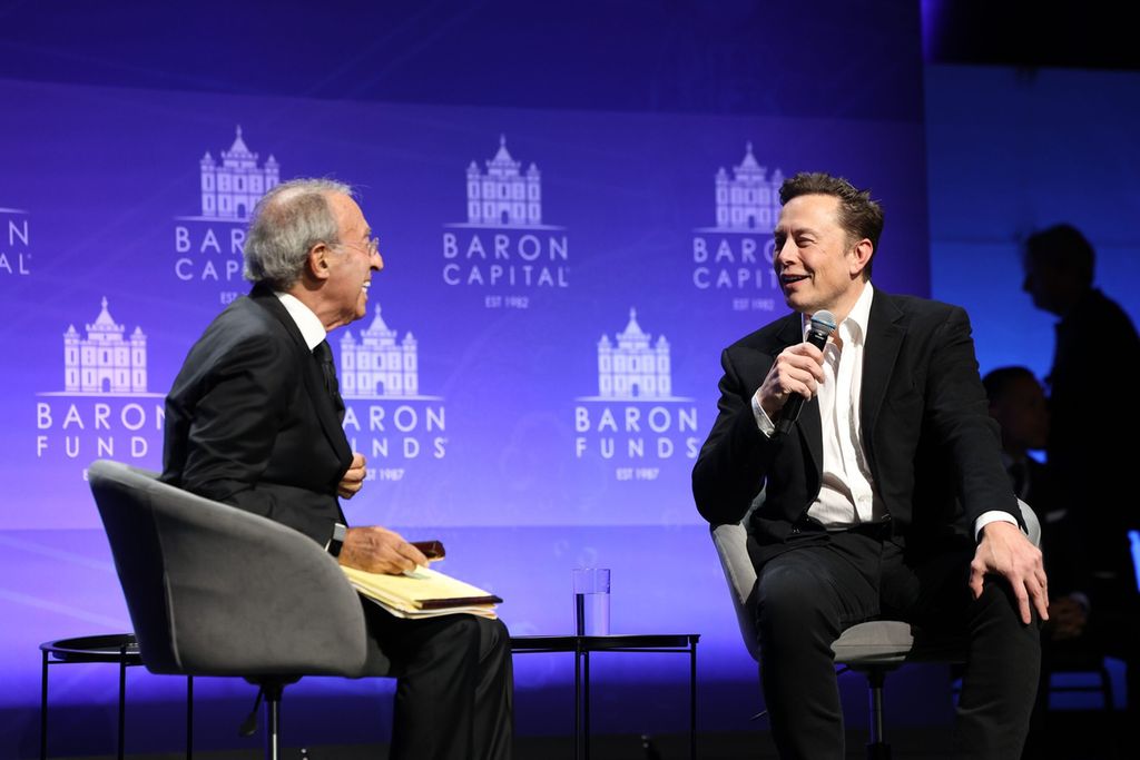 CEO Baron Capital Group Ron Baron mewawancarai CEO Tesla Elon Musk pada Konferensi Investasi Baron Tahunan Ke-29 di New York, Amerika Serikat, Jumat (4/11/2022). 