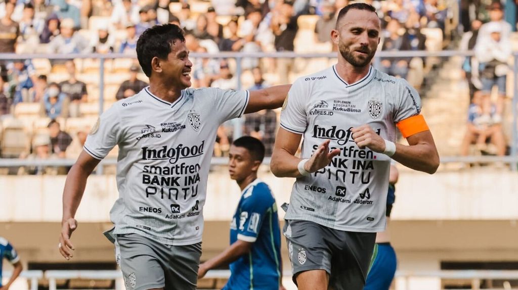 Dokumentasi Bali United menampilkan pemain Bali United merayakan gol yang dicetak ke gawang Persib Bandung dalam laga BRI Liga 1 2022/2023 di Stadion Gelora Bandung Lautan Api, Bandung, Selasa (23/8/2022). 