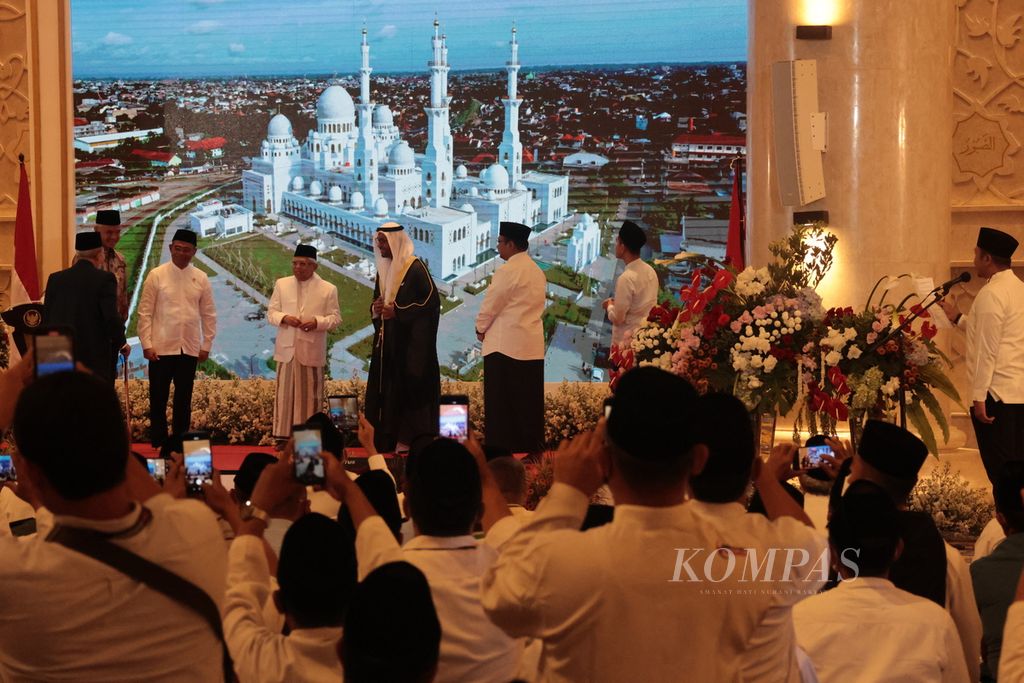 Wakil Presiden Ma'ruf Amin meresmikan pembukaan Masjid Raya Sheikh Zayed Surakarta untuk umum, Selasa (28/2/2023). Mulai Rabu (1/3/2023), masyarakat bisa beribadah di sini