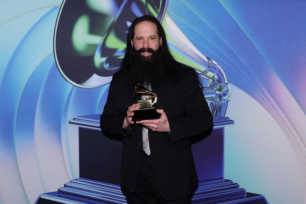Gitaris band metal Dream Theater, John Petrucci, mewakili band mereka menerima penghargaan Best Metal Performance untuk lagu Alien di ajang Grammy Awards di MGM Grand Marquee Ballroom Las Vegas, Amerika Serikat, Senin (4/4/2022) pagi WIB.
