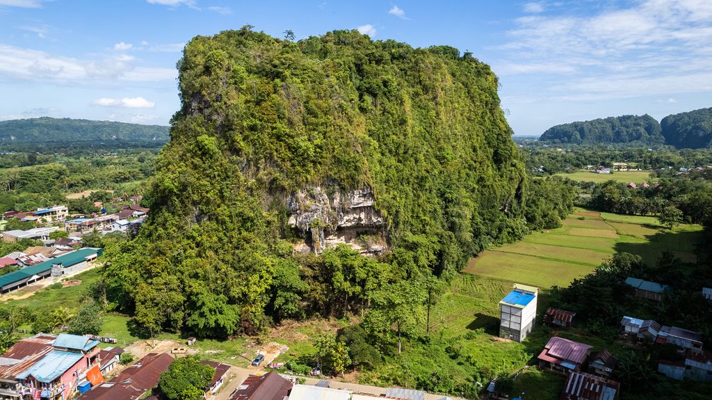 Kondisi eksterior Leang Karampuang di kawasan karst Maros-Pangkep, Sulawesi Selatan, lokasi ditemukannya lukisan tangan tertua di dunia.