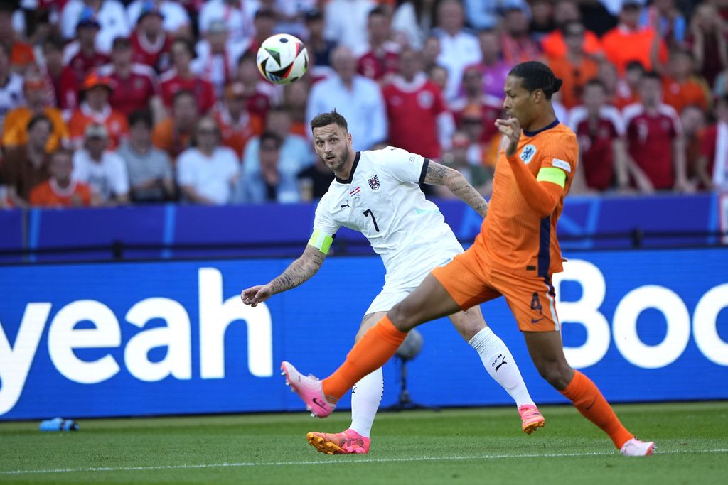 Bek Belanda, Virgil van Dijk (kanan), berebut bola dengan striker Austria, Marko Arnautovic, pada laga Grup D Piala Eropa 2024 di Berlin, Rabu (26/6/2024) dini hari WIB. Austria menang 3-2.