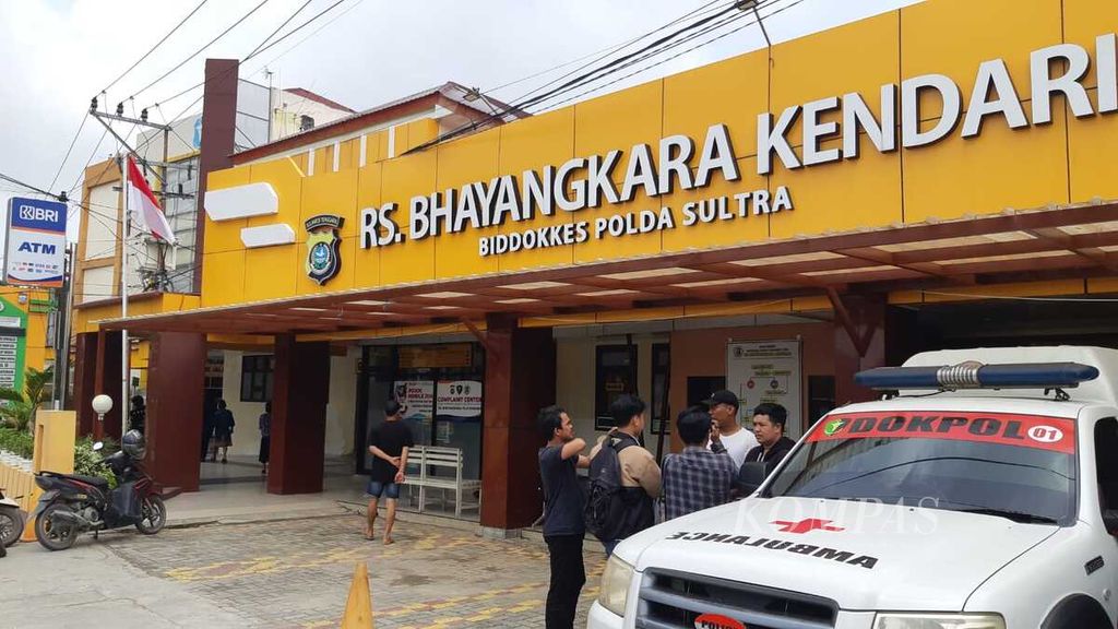 Suasana Rumah Sakit Bhayangkara di Kendari, Sulawesi Tenggara, Minggu (11/2/2024). Seorang remaja putri dirawat di rumah sakit tersebut karena terkena tembakan saat tertidur di rumahnya, di Puuwatu, Kendari. 