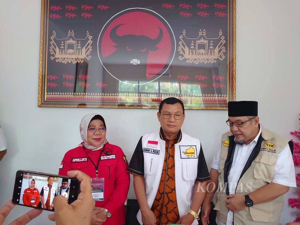 Sekretaris Tim Penjaringan PDI-P Lampung Aprlliati (kiri) mendampingi Hanan A Rozak, politisi Partai Golkar yang mendaftar penjaringan calon gubernur Lampung di kantor PDI-P Lampung, pada Sabtu (27/4/2024). 