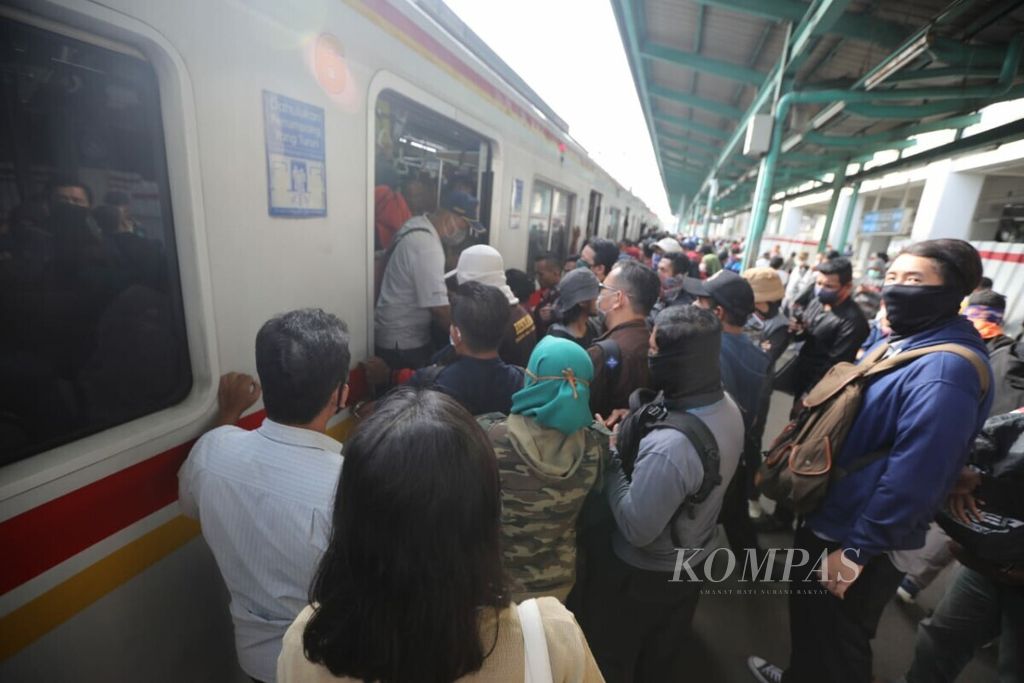 Kondisi KRL Jabodetabek yang dipadati penumpang saat berhenti di Stasiun Manggarai, Jakarta, Senin 23 Maret 2020.