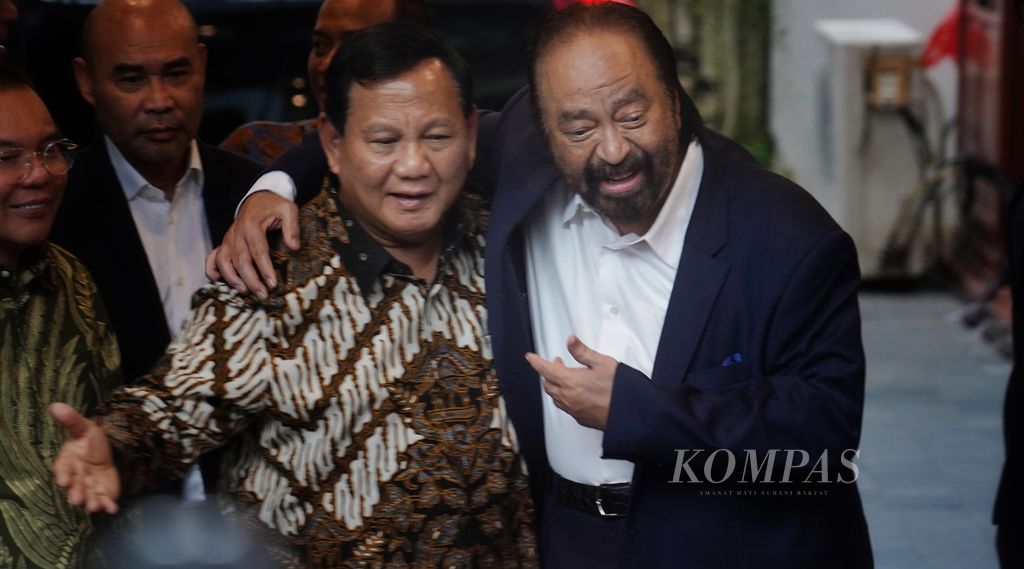Presiden terpilih  Prabowo Subianto bersama Ketua Umum Partai Nasdem Surya Paloh berangkulan setelah pertemuan di rumah Prabowo di Jalan Kertanegara, Jakarta, Kamis (25/4/2024). 