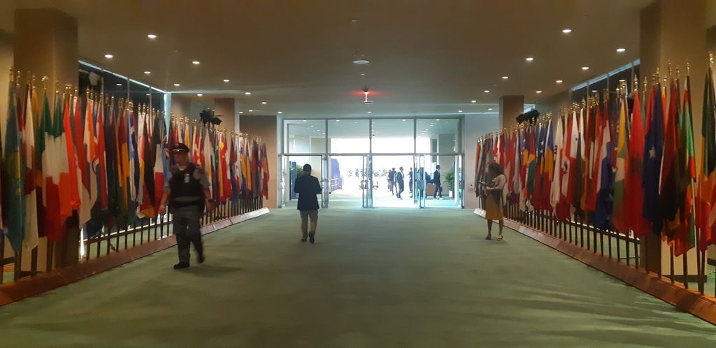 Sejumlah delegasi sedang berjalan melalui salah satu koridor di dalam gedung PBB di kawasan Manhattan, Kota New York, Amerika Serikat, Minggu (17/9/2023).