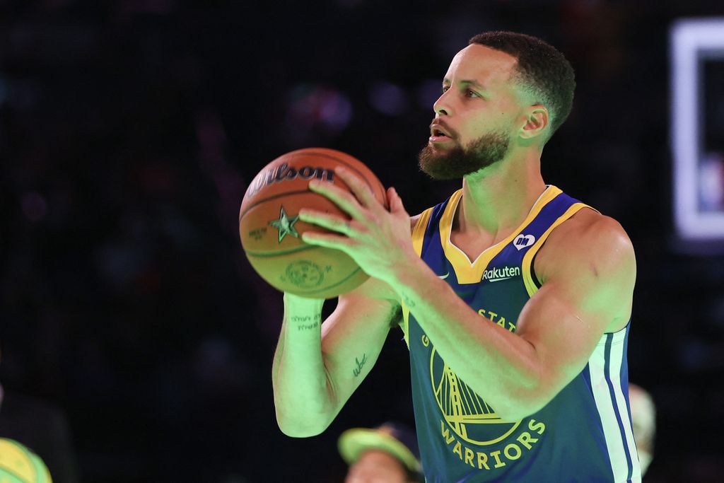 Stephen Curry bersiap melakukan tembakan dalam kontes tiga angka melawan Sabrina Ionescu dalam rangkaian acara NBA All-Star, Minggu (18/2/2024) dini hari WIB. 