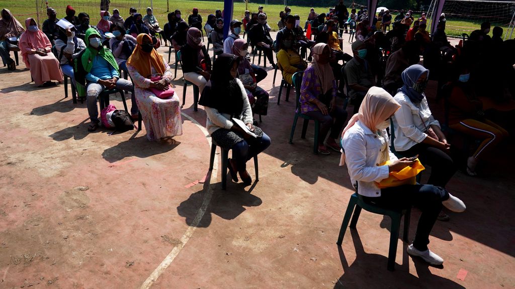 Meski panas terik, warga duduk di kursi antrean loket penyaluran bantuan langsung tunai untuk pelaku usaha mikro, kecil, dan menengah di kompleks GOR Pajajaran, Kota Bogor, Jawa Barat, Rabu (21/4/2021). 