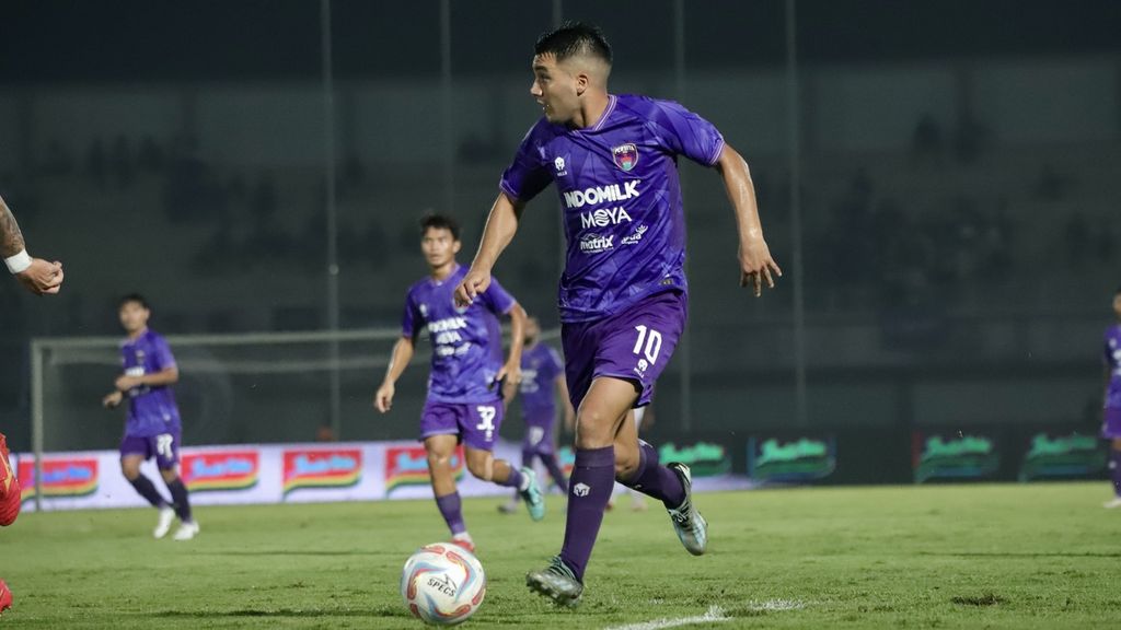 Ezequiel Vidal, gelandang serang Persita Tangerang, menggiring bola di zona pertahanan Arema pada laga BRI Liga 1, Rabu (13/3/2024), di Stadion Indomilk Arena, Tangerang, Banten. Vidal mencetak gol pertama Persita di gim itu.