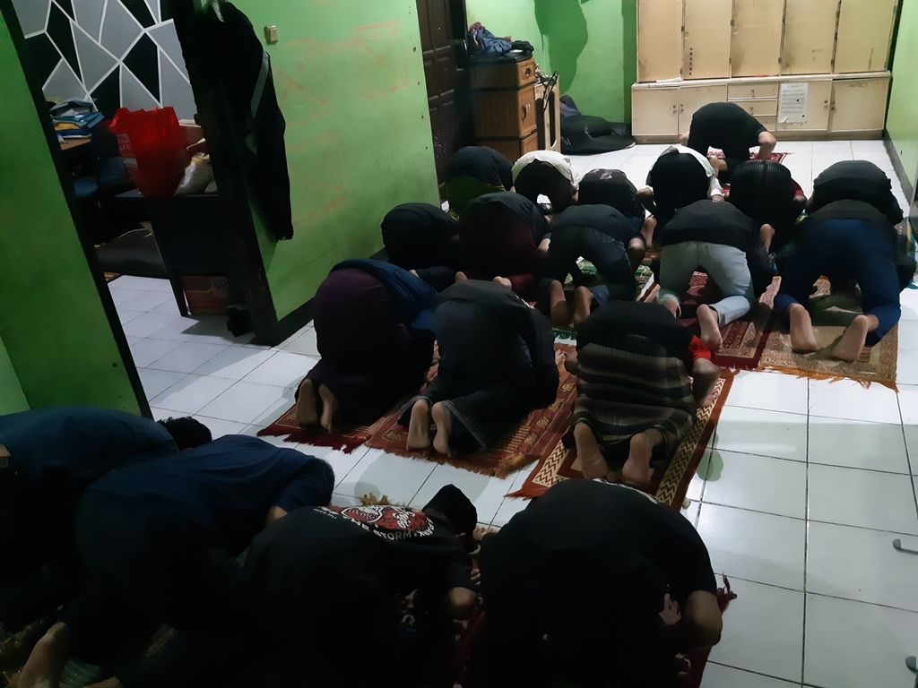 A number of children facing legal problems were praying together at the Bina Sejahtera Indonesia Foundation (Bahtera) Bandung, West Java on Wednesday (18/1/2023).