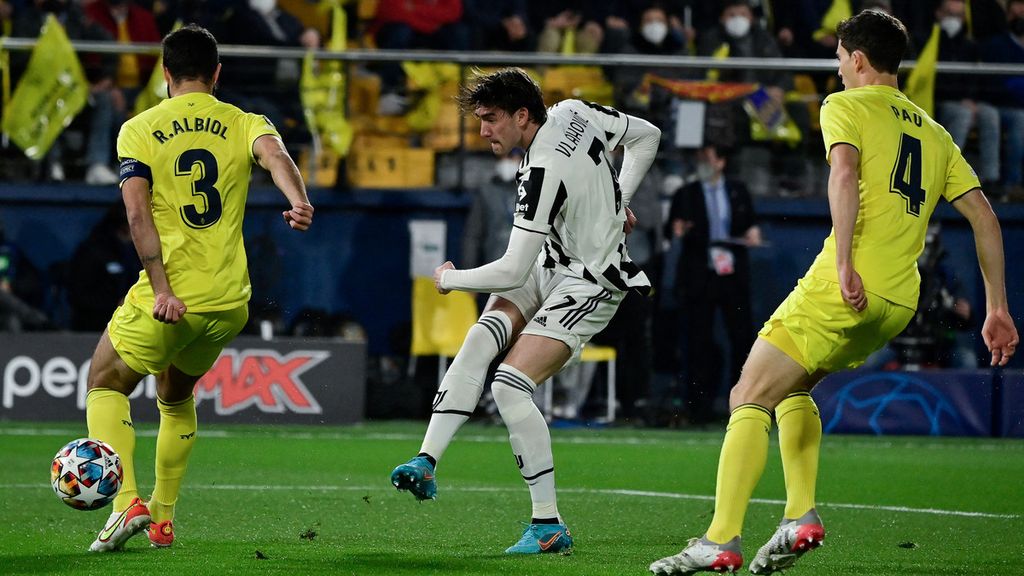 Tendangan striker Juventus, Dusan Vlahovic (tengah), yang berhasil membobol gawang Villarreal pada laga pertama babak 16 besar Liga Champions di Stadion La Ceramica, Villarreal, Spanyol, Rabu (23/2/2022) dini hari WIB. 