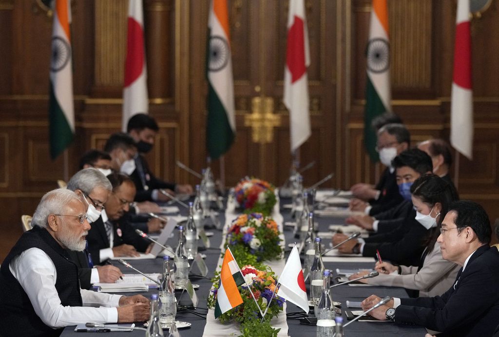 Perdana Menteri India Narendra Modi (depan kiri) berbicara dengan Perdana Menteri Jepang Fumio Kishida (depan kanan) pada pembukaan KTT Jepang-India setelah berakhirnya KTT Quad beranggotakan AS, Jepang, India, dan Australia di Akasaka State Guest House, Tokyo, 24 Mei 2022. 