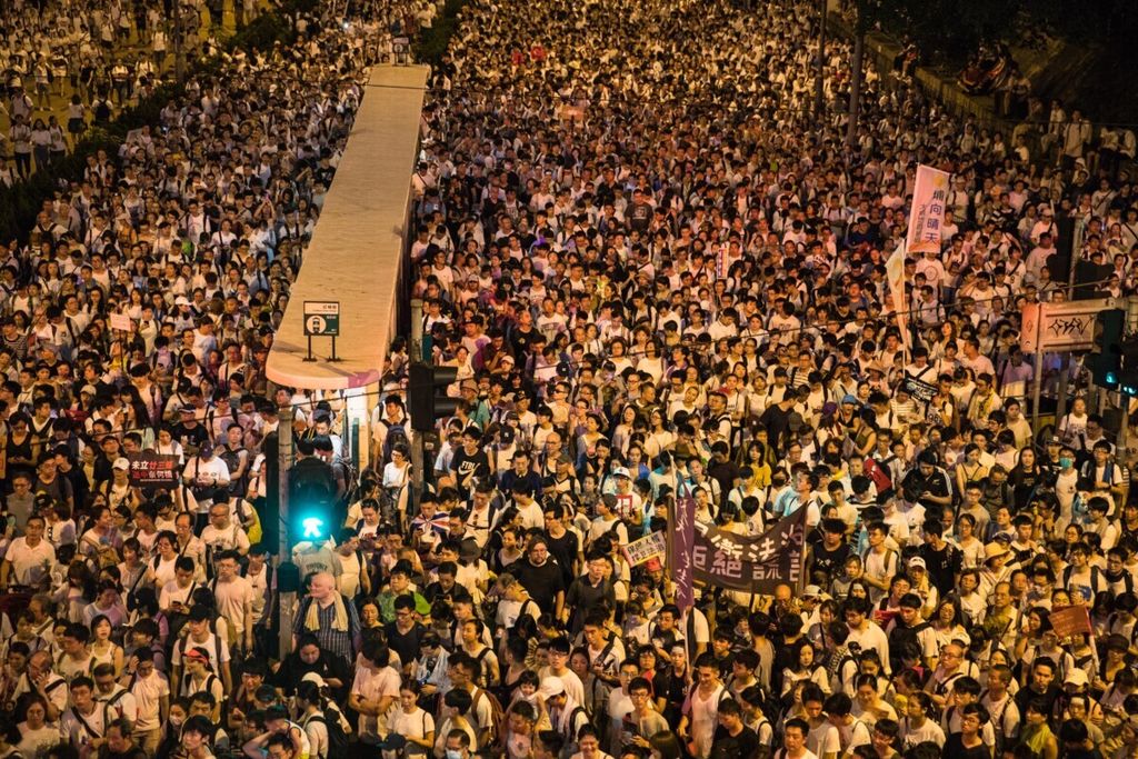 Para demonstran menghadiri demonstrasi menentang rancangan undang-undang ekstradisi yang kontroversial di Hong Kong pada 9 Juni 2019. Hong Kong menyaksikan protes jalanan terbesarnya dalam setidaknya 15 tahun.
