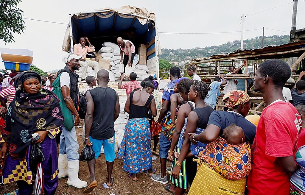 Pengungsi akibat banjir dan tanah longsor yang terjadi   Senin (14/8) menerima bantuan di Freetown, Sierra Leone, Jumat. Lebih dari 400 jenazah dimakamkan, sedangkan 600 warga dinyatakan hilang. 