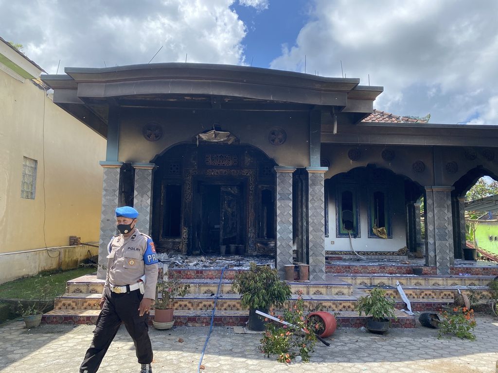 Anggota kepolisian memeriksa kondisi salah satu rumah yang menjadi sasaran pembakaran di Dusun Ganjar, Desa Mareje, Kecamatan Lembar, Kabupaten Lombok Barat, Nusa Tenggara Barat, Rabu (4/5/2022). Kejadian pembakaran enam unit rumah itu terjadi pada Selasa (3/5/2022) malam karena dipicu oleh kesalahpahaman antarwarga terhadap pembakaran petasan pada malam Lebaran. Terkait kejadian itu, semua pihak diminta untuk tidak terprovokasi.