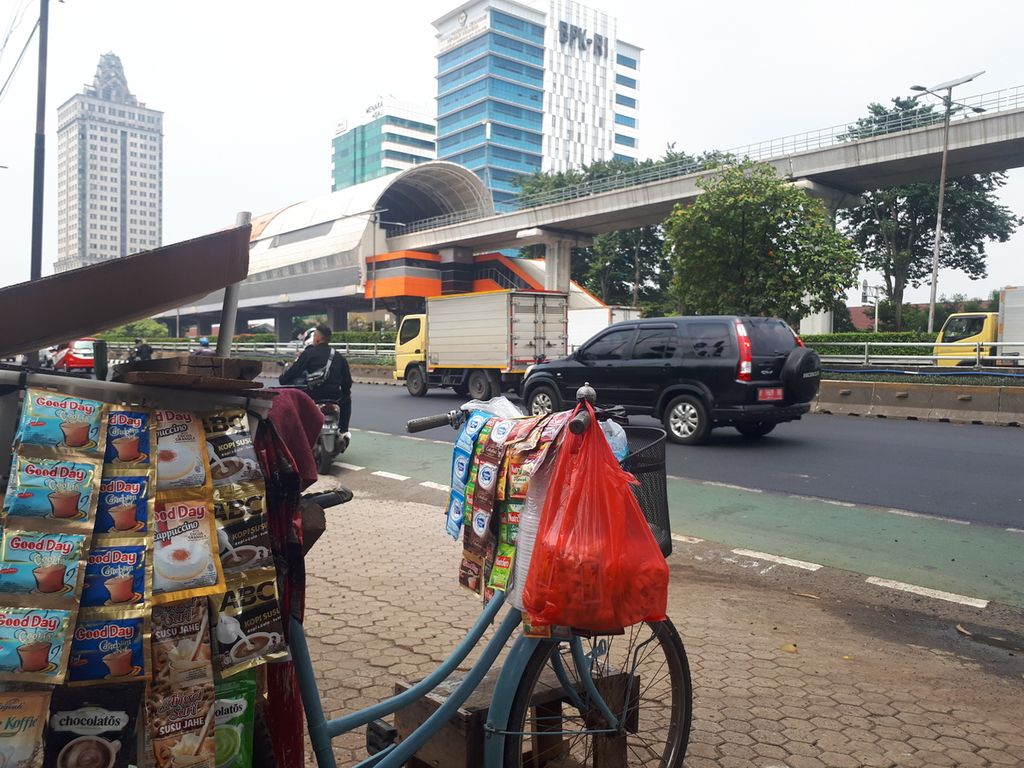 Sepeda yang digunakan Sukiman berjualan minuman di Jalan MT Haryono, Jakarta Selatan, Jumat (5/5/2023).