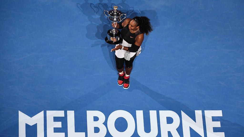 Serena Williams dari AS memegang piala kejuaraan setelah memenangi pertandingan tenis tunggal putri turnamen Australia Terbuka melawan Venus Williams, di Melbourne, 28 Januari 2017.