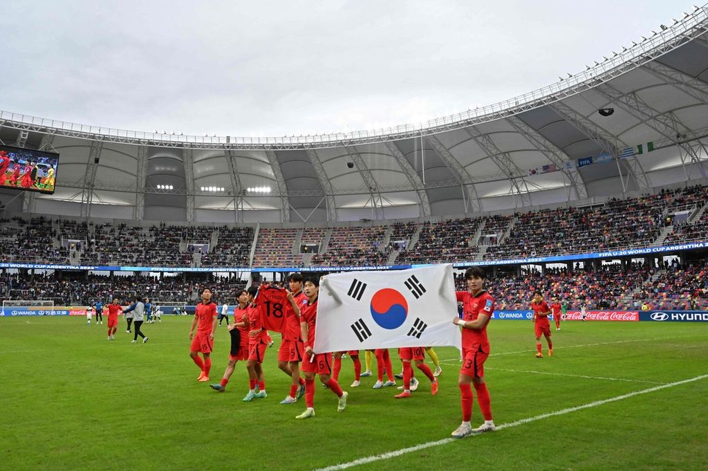 Pemain Korea Selatan membentangkan bendera negaranya sebagai selebrasi setelah mengalahkan Nigeria, 1-0, dalam pertandingan perempat final Piala Dunia U-20 di Stadion Madre de Ciudades, Santiago del Estero, Argentina, Minggu (4/6/2023). 