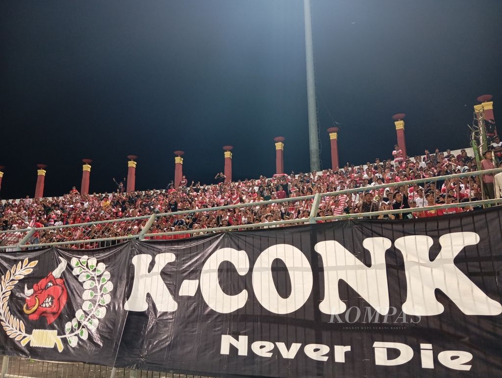K-Conk Mania, supporters of Madura United, cheered on their team who were facing Borneo Samarinda in the first leg of the Championship Series Liga 1 at Gelora Bangkalan Stadium, Madura Island, East Java, on Wednesday night (15/5/2024).