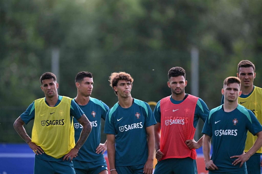 Pemain Portugal, yaitu Joao Cancelo, Cristiano Ronaldo, Joao Felix, Goncalo Ramos, Francisco Conceicao, dan Joao Palhinha (kiri ke kanan), menghadiri sesi latihan di markas tim di Harsewinkel, 28 Juni 2024, selama Piala Eropa 2024.