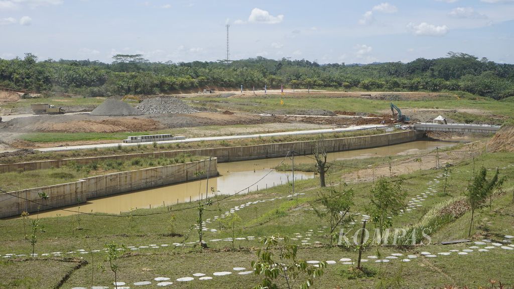 Progres pembangunan Bendungan Sepaku Semoi, penyuplai air baku untuk IKN, di Kalimantan Timur, Sabtu (18/3/2023). Pemerintah Korea Selatan memberi hibah 350 liter per detik instalasi pengolahan air minum di proyek ini.
