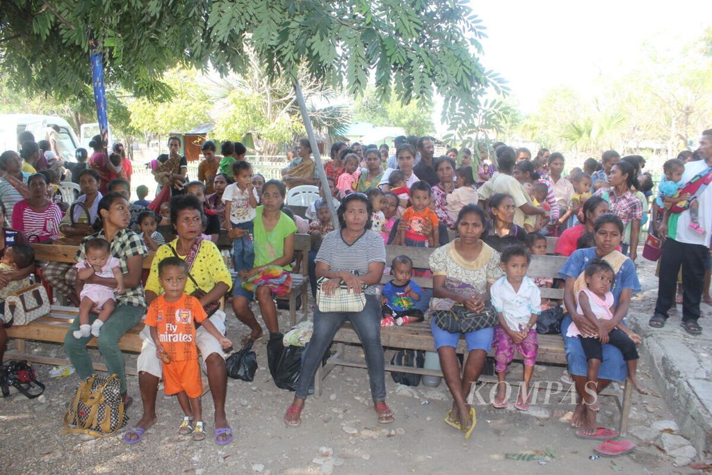 Ibu-ibu mendatangi Puskesmas Inbate, Timor Tengah Utara. September 2018, untuk mendapatkan bantuan bahan makanan dari salah satu donor bagi anak-anak kurang gizi. Masalah gizi buruk dan rawan pangan di daerah ini selalu berulang setiap tahun.