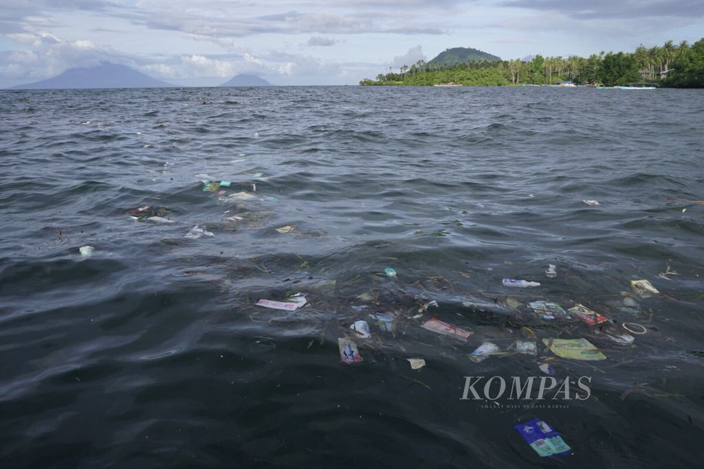 Sampah kemasan plastik mengapung di perairan Teluk Jailolo, 25 Juli 2017, di Kabupaten Halmahera Barat, Maluku Utara. Pencemaran laut seperti ini menjadi permasalahan global yang membutuhkan komitmen dan langkah nyata setiap negara dan masyarakat untuk mengendalikan terlepasnya sampah ke laut yang berbahaya bagi satwa laut dan kualitas laut serta bagi kesehatan manusia.