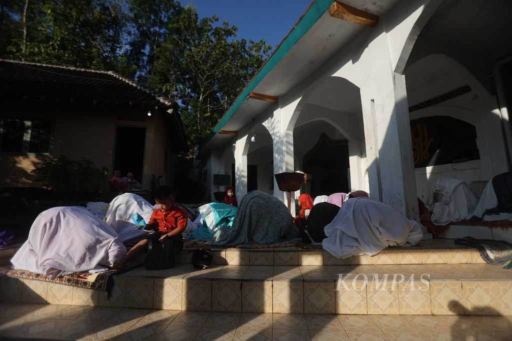 Warga yang tergabung dalam Jemaah Masjid Aolia menunaikan shalat Idul Fitri 1445 Hijriah di Desa Giriharjo, Panggang, Kabupaten Gunungkidul, DI Yogyakarta, Jumat (5/4/2024). 