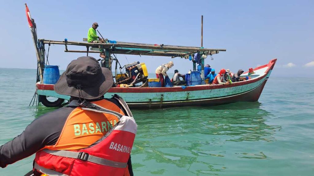 Tim SAR gabungan mencari seorang nelayan pencari ubur-ubur yang dikabarkan hilang di Pantai Bunton, Cilacap, Jawa Tengah, Rabu (11/10/2023).