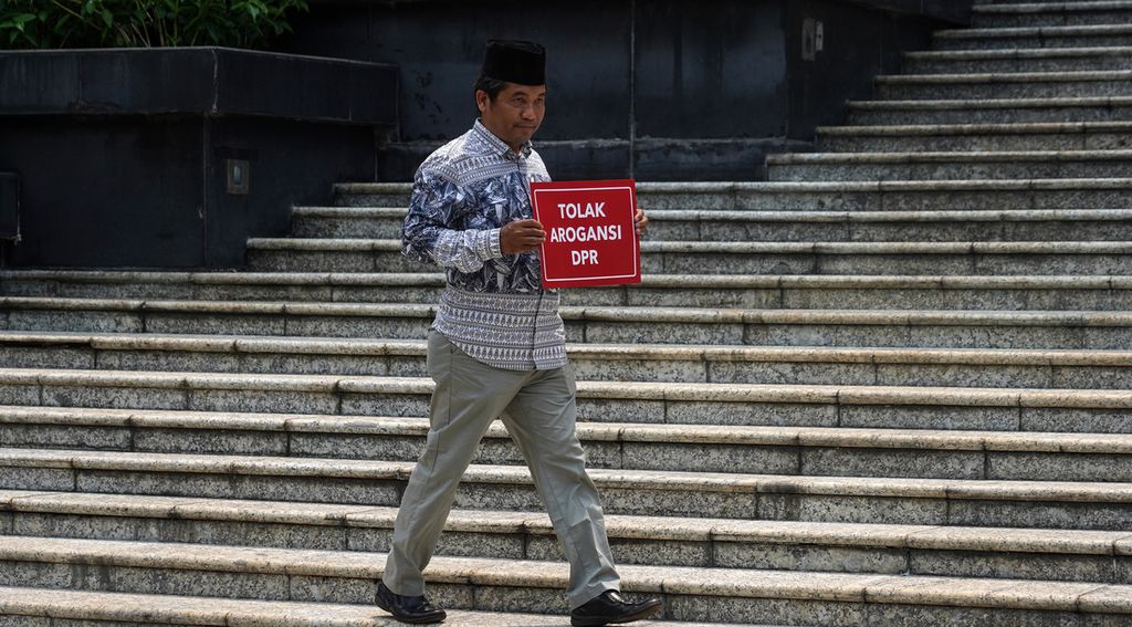 Salah satu peserta aksi membawa sebuah poster di halaman Gedung Mahkamah Konstitusi, Jakarta, tatkala aktivis Indonesia Corruption Watch (ICW) dan beberapa perwakilan elemen masyarakat yang tergabung dalam Masyarakat Madani menggelar aksi seruan penyelamatan Mahkamah Konstitusi, Selasa (4/10/2022). 