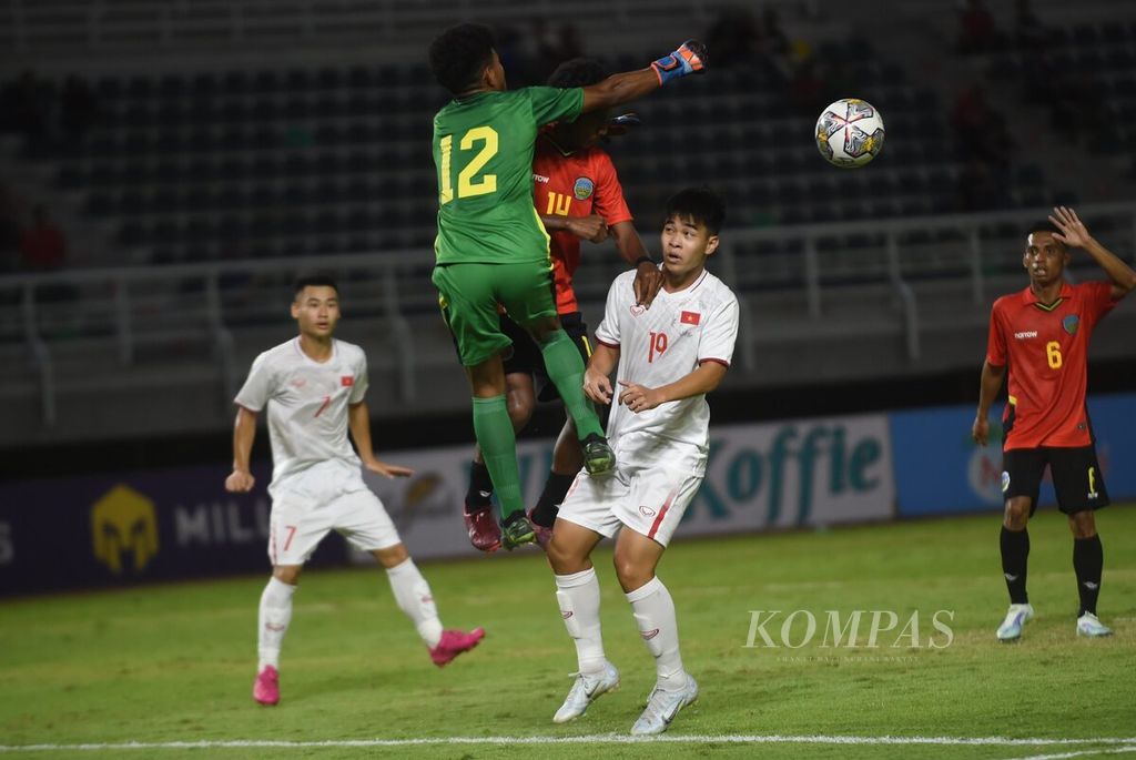 Penjaga gawang Timor Lester Filonito Nogueira meninju bola saat serangan pemain Timor Leste pada babak kualifikasi Piala Asia U-20 di Stadion Gelora Bung Tomo, Kota Surabaya, Jawa Timur, Jumat (16/9/2022). Vietnam menang 4-0 melawan Timor Leste. 