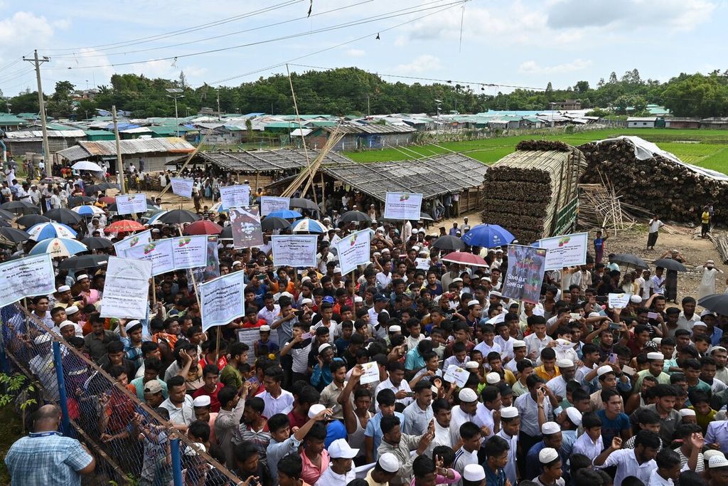 Pengungsi Rohingya berunjuk rasa memperingati "Hari Peringatan Genosida) menandai lima tahun sejak mereka melarikan diri dari Myanmar akibat kekerasan militer di kamp pengungsi Ukhia, 25 Agustus 2022. 