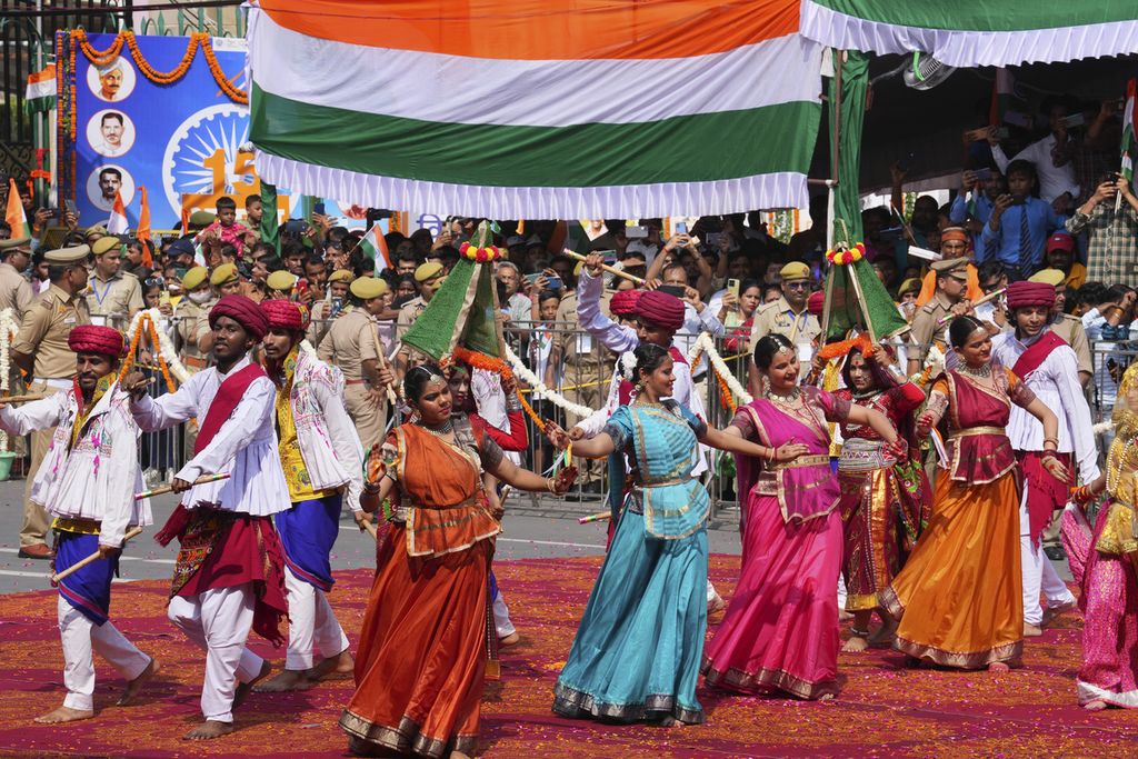 Para artis menampilkan tarian dalam perayaan HUT kemerdekaan India di Lucknow, Negara Bagian Uttar Pradesh, India, 15 Agustus 2023. 