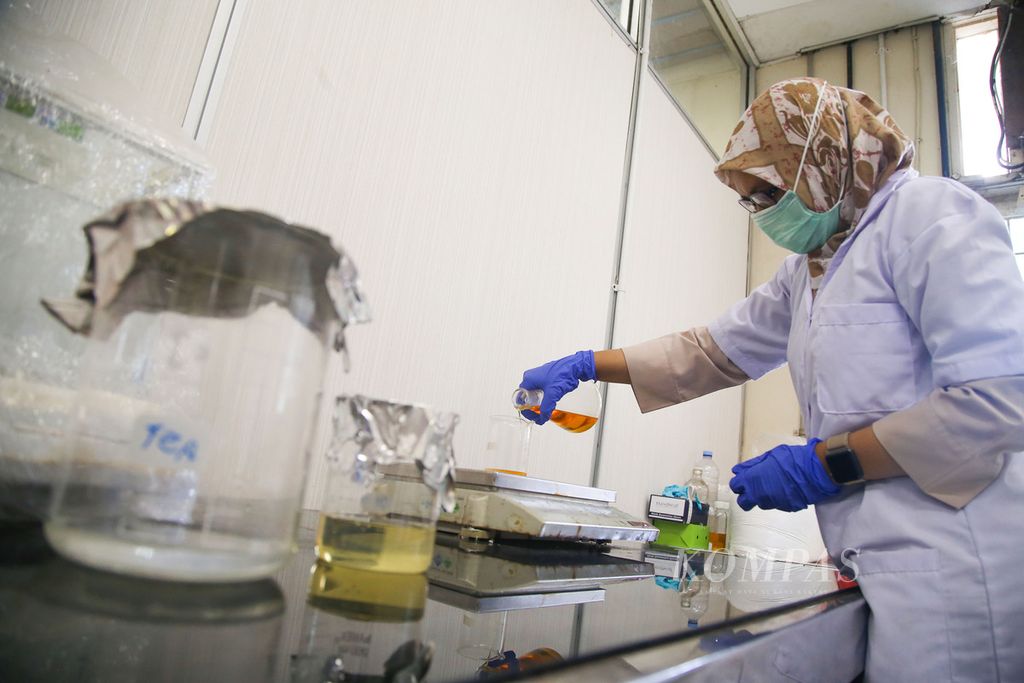 Peneliti dari Lembaga Ilmu Pengetahuan Indonesia (LIPI) membuat racikan kimia untuk pembuatan cairan antiseptik (hand sanitizer) di Laboratorium Pusat Penelitian Kimia LIPI, Puspiptek, Tangerang Selatan, Banten, Senin (6/4/2020).