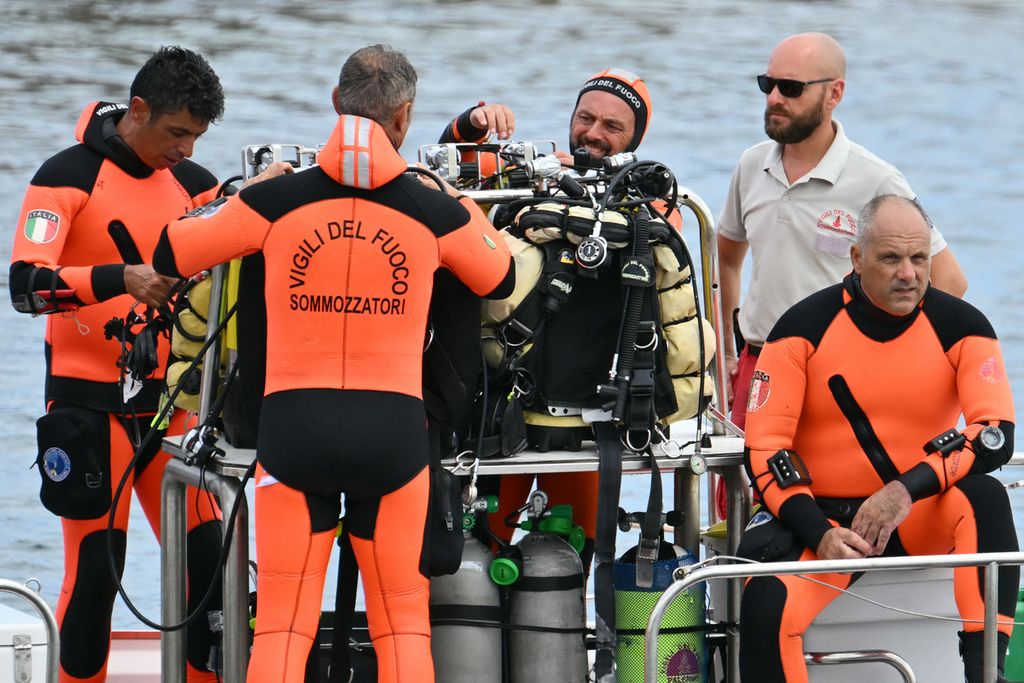 Penyelam dari Vigili del Fuoco, Korps Pemadam Kebakaran Italia, dalam misi penyelamatan para penumpang kapal mewah, Bayesian, di Porticello dekat Palermo, Italia, Rabu (21/8/2024). Tim penyelamat dengan penyelam dan <i>drone</i> bawah air mencari enam orang yang diyakini terjebak saat kapal tenggelam dihantam badai dua hari sebelumnya. 