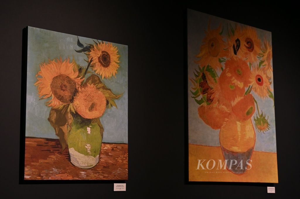 Lukisan yang dipamerkan dalam Van Gogh–the Immersive Experience di London, Jumat (1/4). 