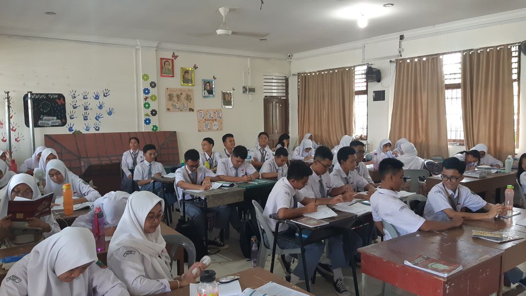 Gambaran padatnya ruang kelas di SMAN 3 Batam, Kepulauan Riau, Selasa (28/5/2024). Jumlah siswa di sekolah ini melebihi ketentuan. 