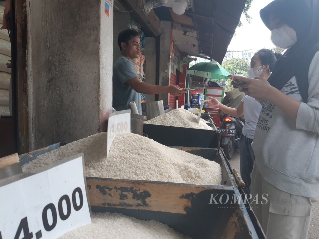 Several consumers purchased rice at Rawajati Market, Pancoran District, South Jakarta, on Friday (23/2/2024). Up to now, the price of rice remains high. The lowest-quality rice is priced at Rp 12,500 per liter, an increase compared to two months ago when it was still priced at Rp 8,500 per liter.