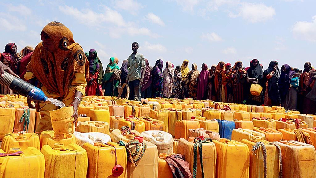 Para perempuan Somalia yang mengungsi dari kampung halaman mereka akibat kekeringan mengantre dengan jeriken masing-masing untuk mendapat jatah air di tempat distribusi bantuan yang dikelola lembaga amal dari Qatar di Baidoa, sebelah barat Mogadishu, Somalia, Minggu (9/4). 