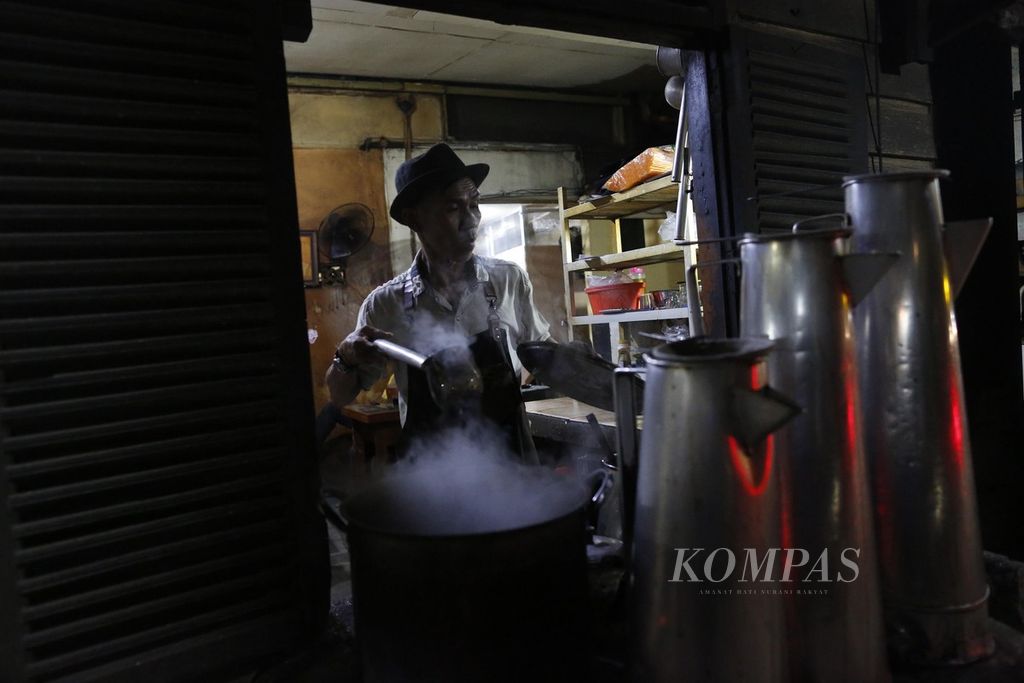 Barista Warung Kopi Kong Djie sedang menyeduh kopi untuk pelanggannya di Tanjung Pandan, Pulau Belitung, Bangka Belitung, Jumat (22/7/2022).